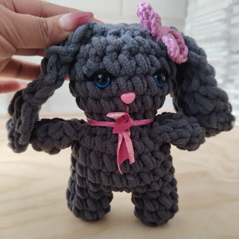 Conejita gris con moño