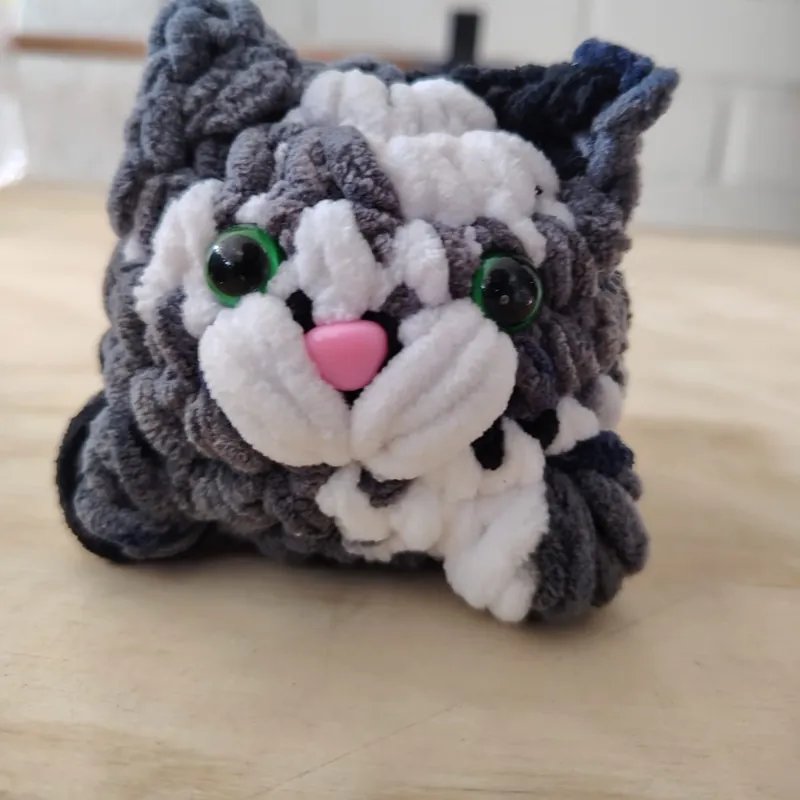 Gatito anti estrés gris y blanco