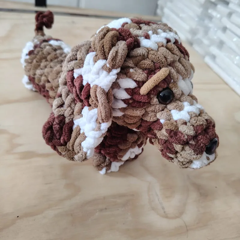 Perrito café manchado