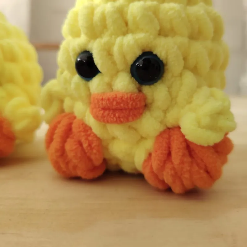 Pollito amarillo con ojos azules